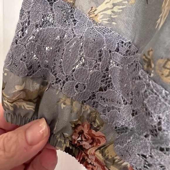 Floral Lace Trim Blouse - Picture 5 of 9